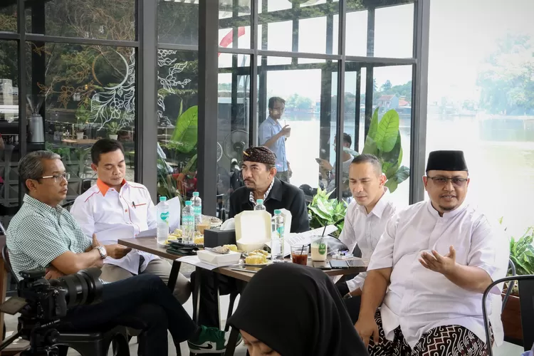 Ketua DPRD Kota Bogor, Atang Trisnanto membuka acara diskusi dengan memberikan sambutan dan pemaparan capaian kinerja DPRD Kota Bogor