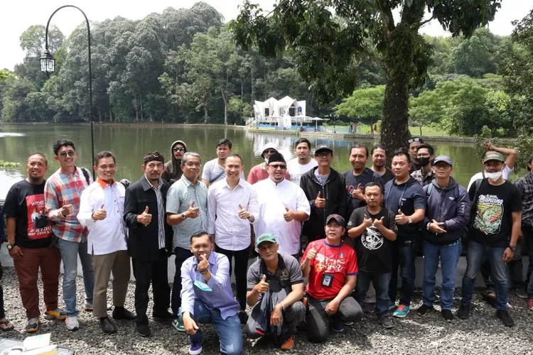 Foto bersama anggota DPRD Kota Bogor dengan wartawan setelah selesai diskusi