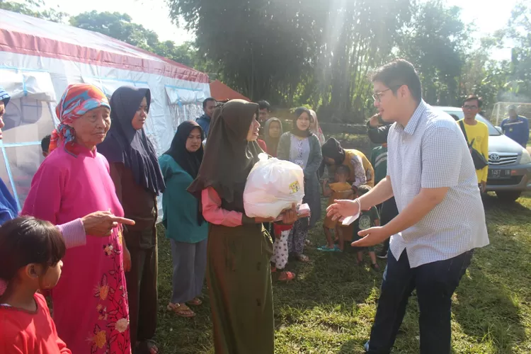MEMBANTU-Anggota DPR RI Ravindra Airlangga saat mendatangi dan membantu korban bencana tanah bergeser di Babakanmadang, Kabupaten Bogor