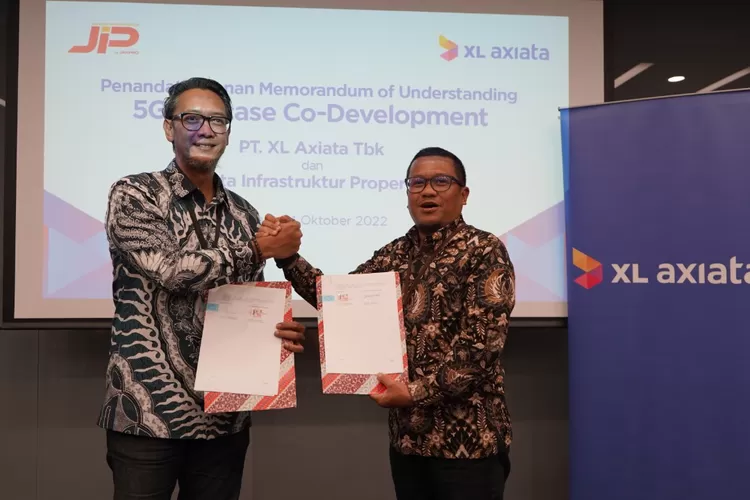 Chief Enterprise & SME Officer XL Axiata, Feby Sallyanto (kanan), bersama Direktur Utama PT Jakarta Infrastruktur Propertindo, Araf  Anbiya (kiri), dalam seremoni penandatanganan nota kesepahaman kerja sama kedua pihak di Jakarta, Selasa (4/10) lalu. XL Axiata dan JIP sepakat berkolaborasi melakukan penelitian dan pengembangan 5G use case berbasis artificial intelligent (AI) dan internet of things (IoT) guna mendukung Jakarta sebagai Smart City. Melalui kerja sama ini, XL Axiata akan turut membantu program digitalisasi Pemprov DKI Jakarta, salahnya solusi digital untuk License Plate Recognition (LPR) atau sarana pengenal nomor kendaraan bermotor.