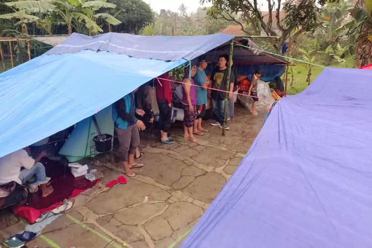 Pengungsi korban gempa Cianjur dihadapkan pada tenda darurat yang bocor saat hujan, Rabu (23/11). (Foto:Giffar/Metroplitan)