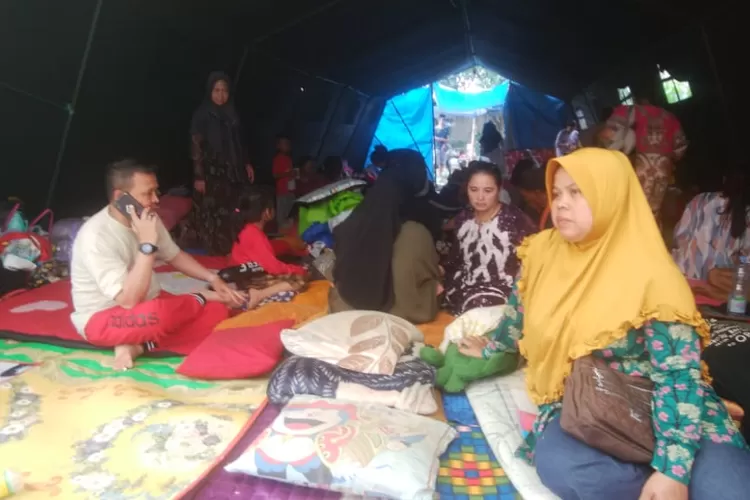 Selain berdesak-desakan dalam tenda darurat, pengungsi korban gempa Cianjur juga dihadapkan pada minimnya pasokan makanan. (Foto:Radar Cianjur)