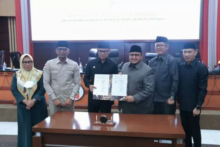 Pimpinan DPRD Kota Bogor bersama Wali Kota Bogor dan Sekretaris Daerah Kota Bogor menunjukkan berita acara penetapan APBD 2023