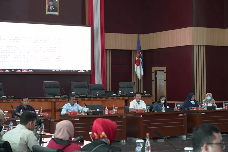 Tim Pansus DPRD Kota Bogor menggelar rapat dengar pendapat dalam pembahasan Raperda Pencegahan Dampak Pinjol, Rentenir dan Bank Keliling, belum lama ini. (Foto:Humpropub DPRD Kota Bogor)
