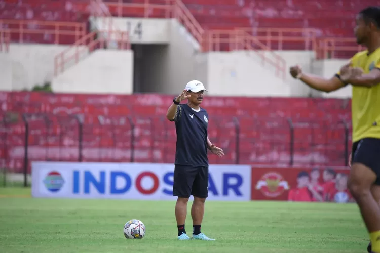 Pelatih Persikabo 1973 Djadjang Nurjaman saat memimpin official training di Stadion Sultan Agung, Bantul, Minggu 4 Desember 2022. (Dok. Persikabo)