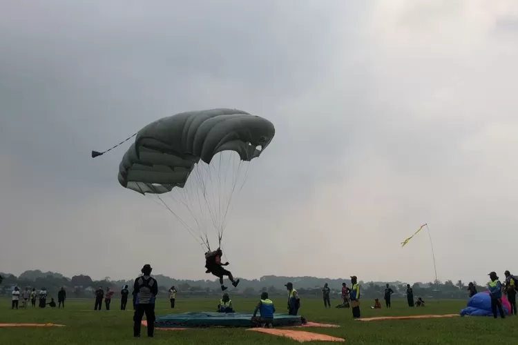Kejurnas terjun payung di Lanud Atang Sendjaja, Bogor, belum lama ini. (FOTO:Devina/Metropolitan)