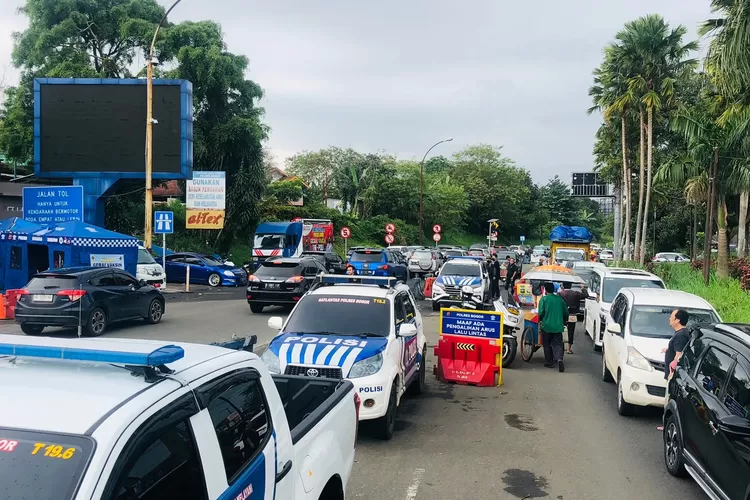 Kepadatan kawasan Puncak Bogor jelang malam Tahun Baru 2023. (FOTO:Devina/Metropolitan)
