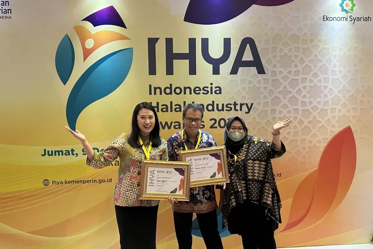 FOTO BERSAMA : PT Darya-Varia Laboratoria Tbk (Darya-Varia) meraih penghargaan Top 3 pada ajang Halal Industry Awards 2022 (IHYA 2022) untuk kategori Best Export Expansion dan Best Social Impact Initiative. (IST)