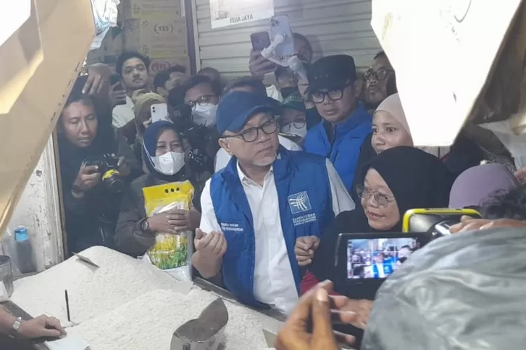 Menteri Perdagangan RI Zulkifli Hasan saat berkunjung ke Pasar Kebonkembang, Kota Bogor, Jumat 23 Desember 2022. (FOTO:Devina/Metropolitan)
