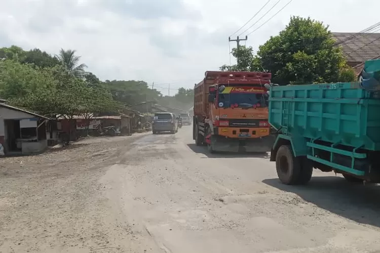 Truk tambang masih beroperasi di Rumpin, pada siang hari meskipun ada aturan operasional truk tambang sesuai Perbup Bogor nomor 120 tahun 2021. (IST)