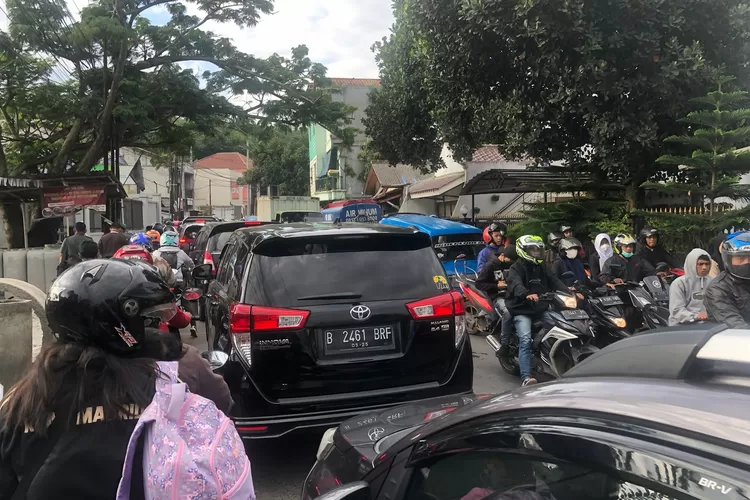 Kemacetan di sekitar SICC Kabupaten Bogor terjadi saat Rakornas Kepala Daerah se-Indonesia, Rabu 17 Januari 2023. (FOTO:Devina/Metropolitan)