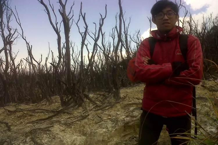 WIsatawan menikmati Hutan Mati Gunung Papandayan, Garut. ((Dok. pribadi))