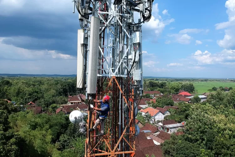 Teknisi melakukan pengecekan jaringan pada perangkat BTS milik XL Axiata yang berlokasi di Kecamatan Mantingan, Kabupaten Ngawi, Jawa Timur, Selasa (20/12). XL Axiata berhasil mengawal dan melayani lonjakan kebutuhan data pelanggan sepanjang liburan Natal dan Tahun Baru 2023 (Nataru). Puncak kenaikan trafik layanan terjadi pada malam tahun baru yang mencapai 50% dibandingkan kondisi hari normal.