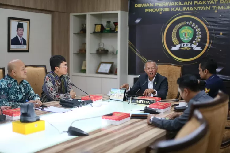 Wakil Ketua DPRD Kaltim Muhammad Samsum saat menerima rombongan PLN Unit Induk Pembangunan Kaltim. (FOTO: Humas DPRD Kaltim for metropolitan.id)