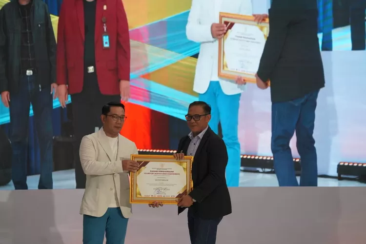 Iwan Setiawan, Bupati Kabupaten Bogor menerima penghargaan Anubhawa  2023