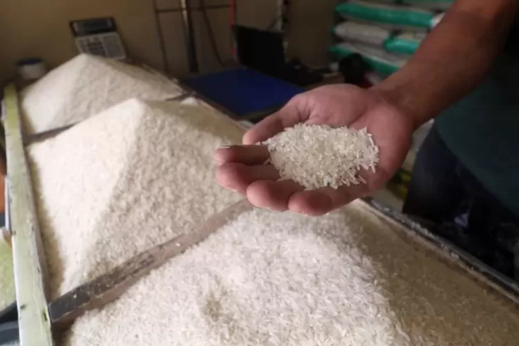 bansos beras 10 kg merupakan salah satu bantuan pemerintah yang disalurkan pada September 2023. (Ayobandung.com/Kavin Faza)