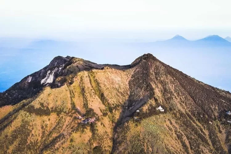 Ilustrasi Warung Nasi di Jawa Tengah Buka 24 Jam di Puncak Gunung (IG @pendakilawas)