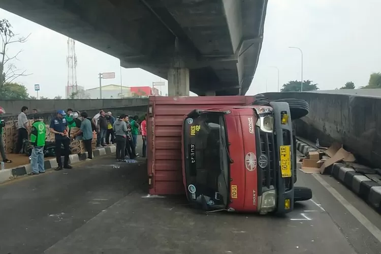 mobil box terjatuh di bogor (dok ist)
