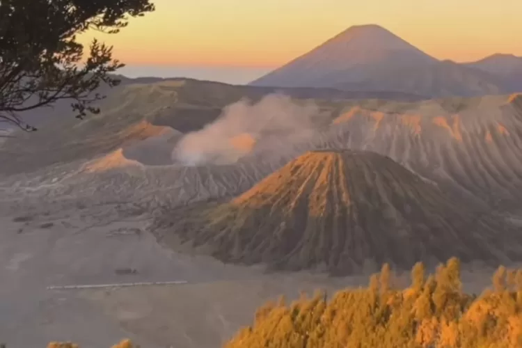 Keindahan Gunung Bromo saat Sunrise di pagi hari (Instagram / infowisatagunungbromo)