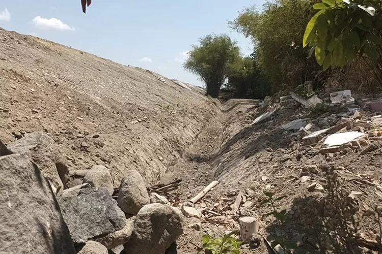 Sebagian tanah di bawah proyek tol di Dukuh Kliteh, Desa Jatirejo, Sawit sudah dikeruk untuk pembuatan parit.  (SMSolo/Joko Murdowo)