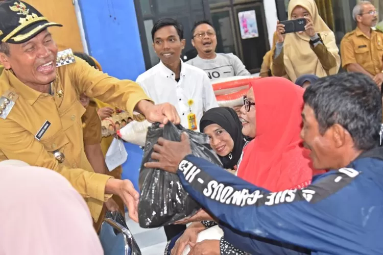 Genius Umar Serahkan Bantuan dari DPPP kepada Petani Kota Pariaman (Kominfo Kota Pariaman)