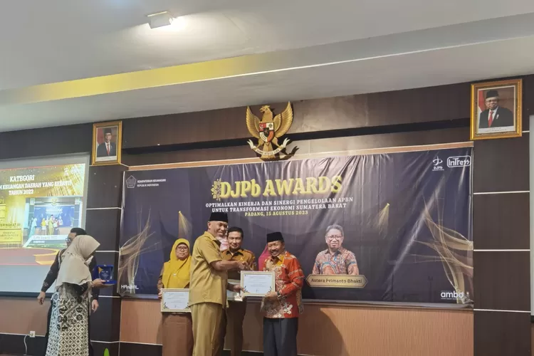Bupati Agam Andri Warman menerima penghargaan dari Gubernur Sumatera Barat, Mahyeldi Ansharullah