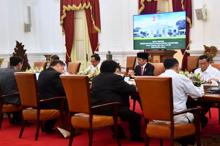 Presiden RI Joko Widodo pimpin rapat terbatas bahas penanganan polusi udara di Jabodetabek (BPMI Setpres/Rusman)