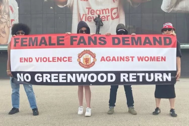 Fans wanita MU protes kembalinya Greenwood ke skuad. (dok. Stretty News)