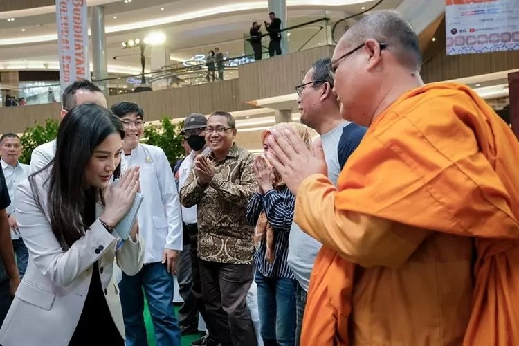 Wamenparekraf Angela Tanoesoedibjo saat menghadiri Buddhayana Cultural Expo 2023 di Pakuwon Mall, Surabaya, Jawa Timur (Kemenparekraf.go.id)