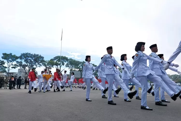 Paskibraka mengibarkan bendera merah putih di Lapangan Wirabraja Bukittinggi