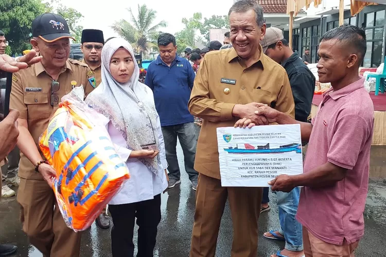 Bupati Pesisir Selatan, Rusma Yul Anwar menyerahkan bantuan kepada 12 Kelompok Usaha Bersama (KUB) di 10 kecamatan (Kominfo Pesisir Selatan)