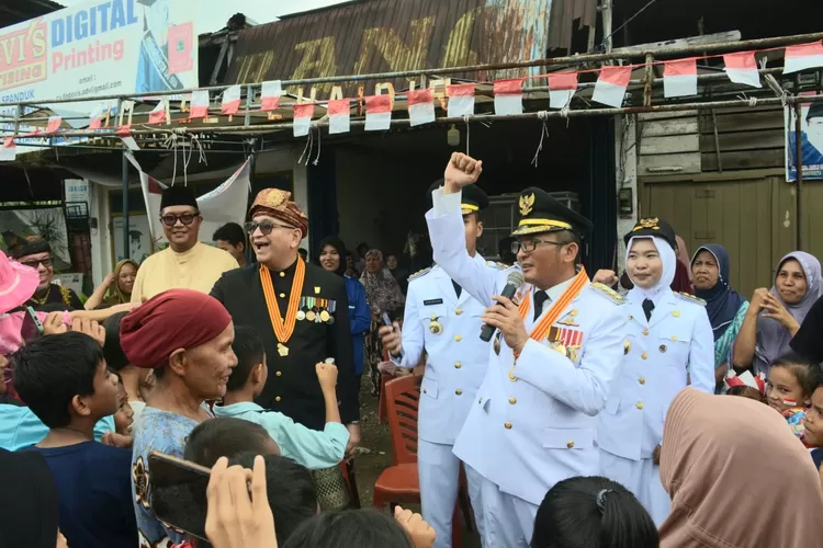 Wali Kota Padang Hendri Septa teriakan &quot;Merdeka!&quot; di tengah warga. (Prokopim Pdg)