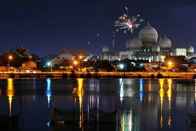Pemandangan Masjid Islamic Center Lhokseumawe ketika malam hari (Twitter @zwaraceh)