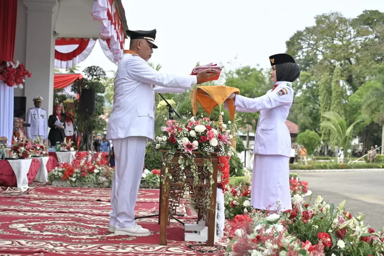 Mahyeldi sebagai inspektur upacara, memimpin rangkaian upacara bendera yang bertujuan untuk memperingati Hari Ulang Tahun Republik Indonesia ke-78 (sumbarprov.go.id)