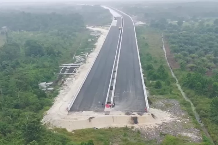 Pemandangan pembangunan Jalan Tol Pekanbaru-Bangkinang lewat drone. (Tangkapan Layar YouTube JuniEfendri Official.)