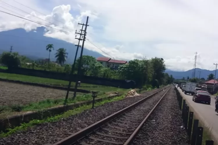 Rel kereta api yang saling beririsan dengan Jalan Tol Padang-Sicincin (YouTube: MInang Yes)