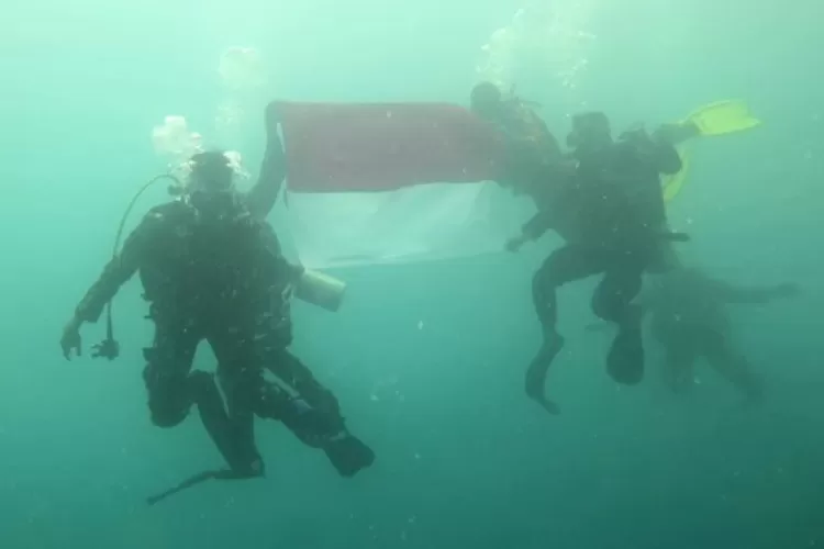 Tim Gabungan Kibarkan Bendera Merah Putih di Teluk Sinabang, Aceh (Pemprov Aceh)