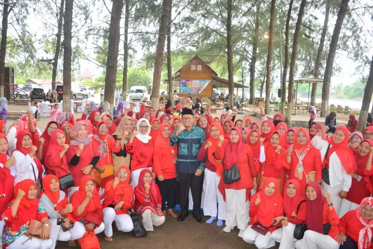 Wali Kota Padang Hendri Septa b ersama KPM PKH Kelurahan Batang Kabung Ganting. (Prokopim)