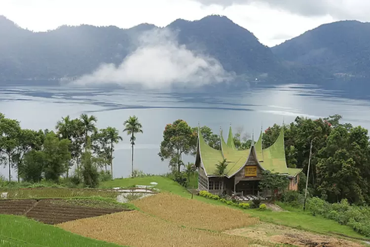 Mengintip kehidupan dan kisah mistis Danau Maninjau di Sumatera Barat (Traveloka)