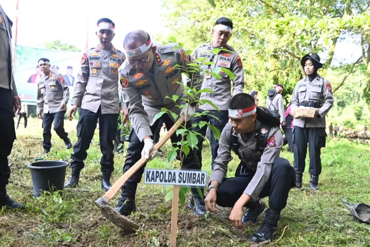 Cegah Banjir dan Lonsor di Sumbar, Polda Ajak Forkopimda Hijaukan Lingkungan dengan Cara Menanam Pohon (IST)