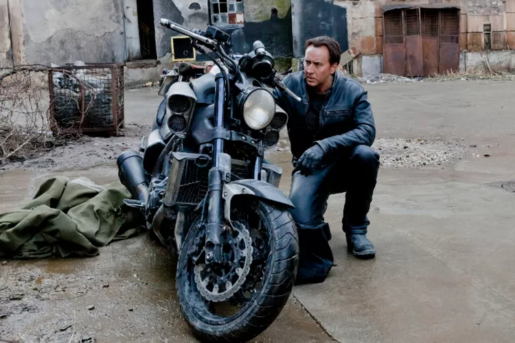  Aksi Nicholas Cage sebagai Pengemudi Maut dalam Film Ghost Rider Spirit of Vengeance. (imdb.com)