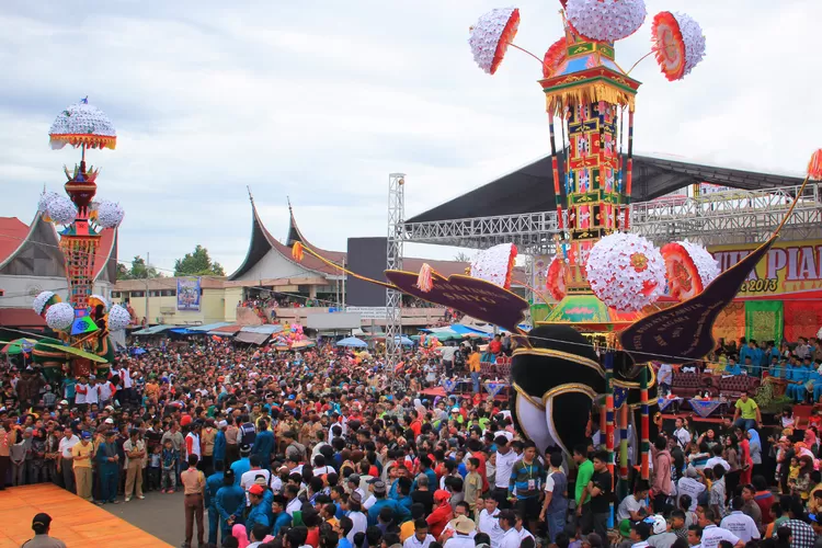Festival Tabuik yang dirayakan di Kota Pariaman (Indonesia Kaya)