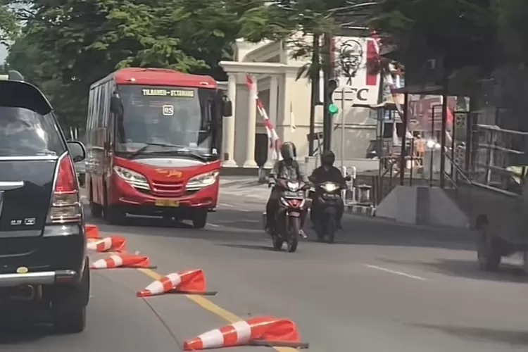 Kondisi traffic cone di Semarang. (Layar Tangkap TikTok @devanandh***)