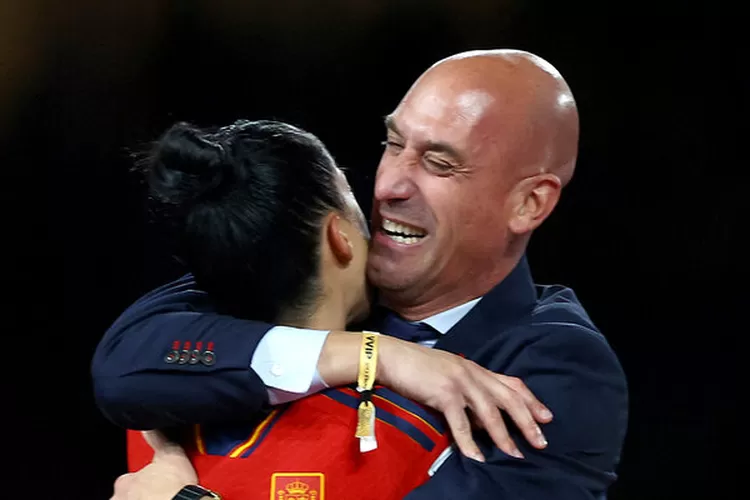 Luis Rubiales memeluk Jenni Hermoso, Pemain Timnas Wanita Spanyol, saat perayaan gelar Piala Dunia Wanita.  (REUTERS/HANNAH MCKAY)