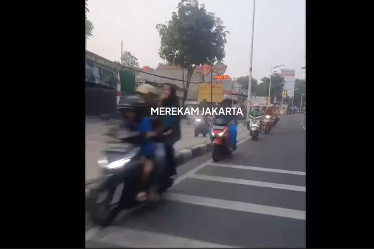 Sejumlah Pemotor masih nekat lawan arah di Jalan Lenteng Agung. (Tangkap layar Instagram/@merekemJakarta)