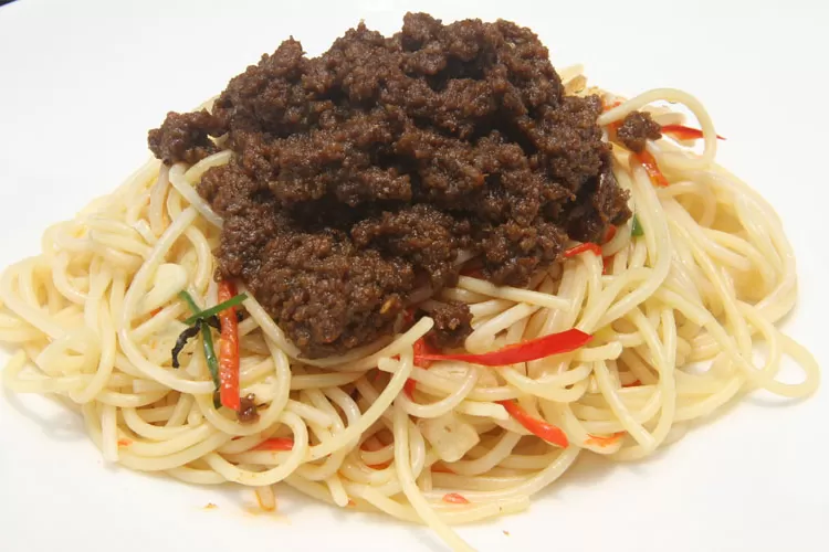spaghetti rendang, perpaduan makanan khas Padang dan Italia dalam satu masakan. (Dok madamtan.com)