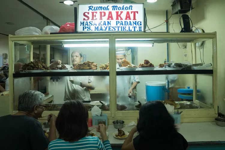Rumah Makan Padang Terkenal di Jakarta Tersembunyi Sejak 1967 di Lantai Basement Tapi Diburu Pecinta Kuliner