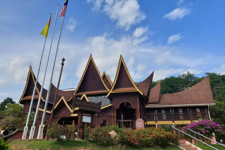 Rumah Adat di negeri Sembilan yang mirip dengan Rumah Gadang Sumatera Barat (Dok: BASKL)