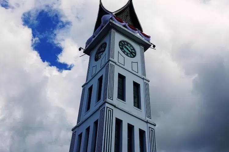 Jam Gadang di Bukittinggi dengan langit sebagian mendung (Unsplash.com)