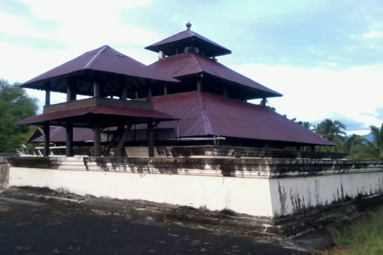 Masjid Indrapuri, Saksi Bisu Peradaban Budaya antara Hindu-Budha dengan Ajaran Islam di Aceh. (tempatwisata.pro)
